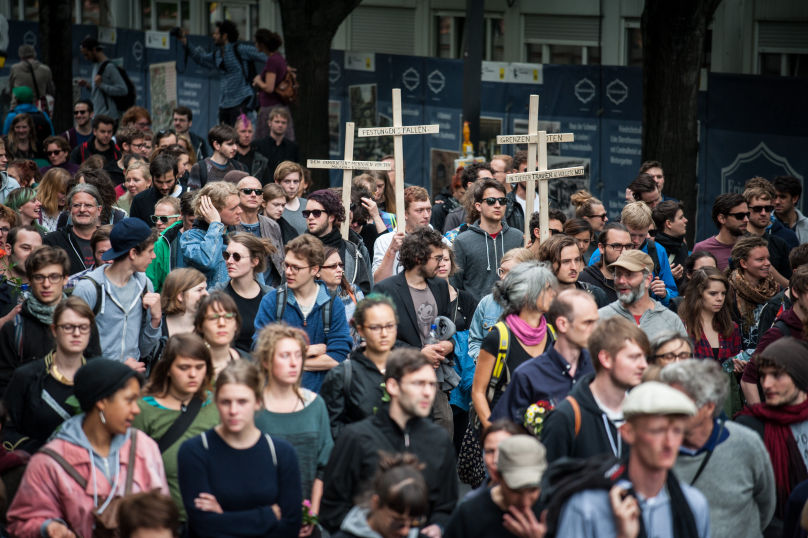 Marsch der Entschlossenen Tote Flüchtlinge Trauerfeier Tote Flüchtlinge