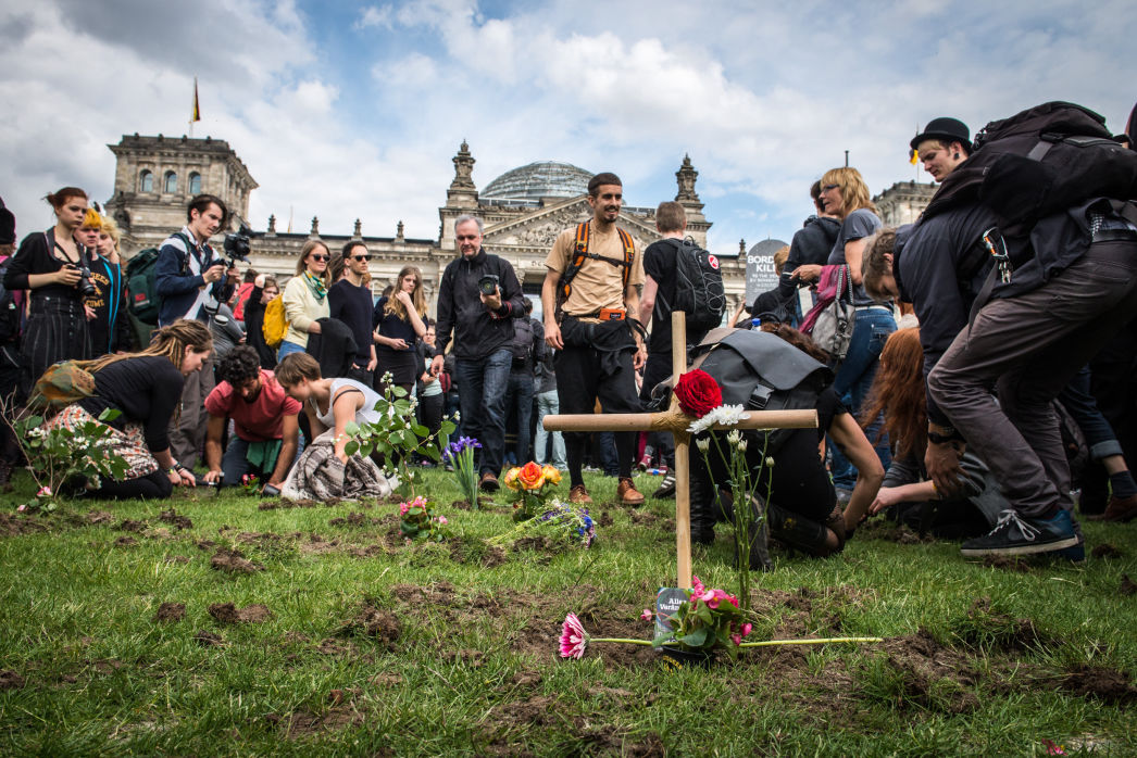 Marsch der Entschlossenen Tote Flüchtlinge Trauerfeier Tote Flüchtlinge