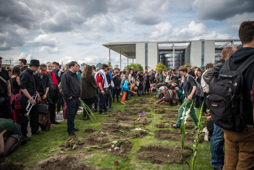 Marsch der Entschlossenen Tote Flüchtlinge Trauerfeier Tote Flüchtlinge