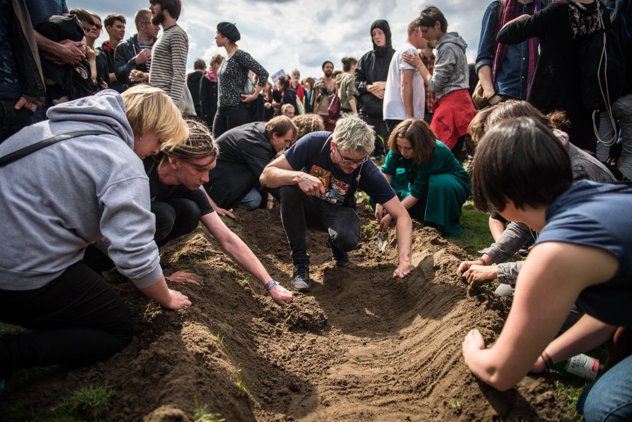 Marsch der Entschlossenen Tote Flüchtlinge Trauerfeier Tote Flüchtlinge