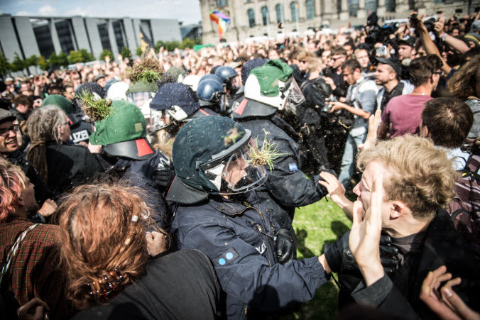 Marsch der Entschlossenen Tote Flüchtlinge Trauerfeier Tote Flüchtlinge