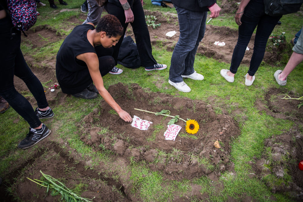 Marsch der Entschlossenen Tote Flüchtlinge Trauerfeier Tote Flüchtlinge