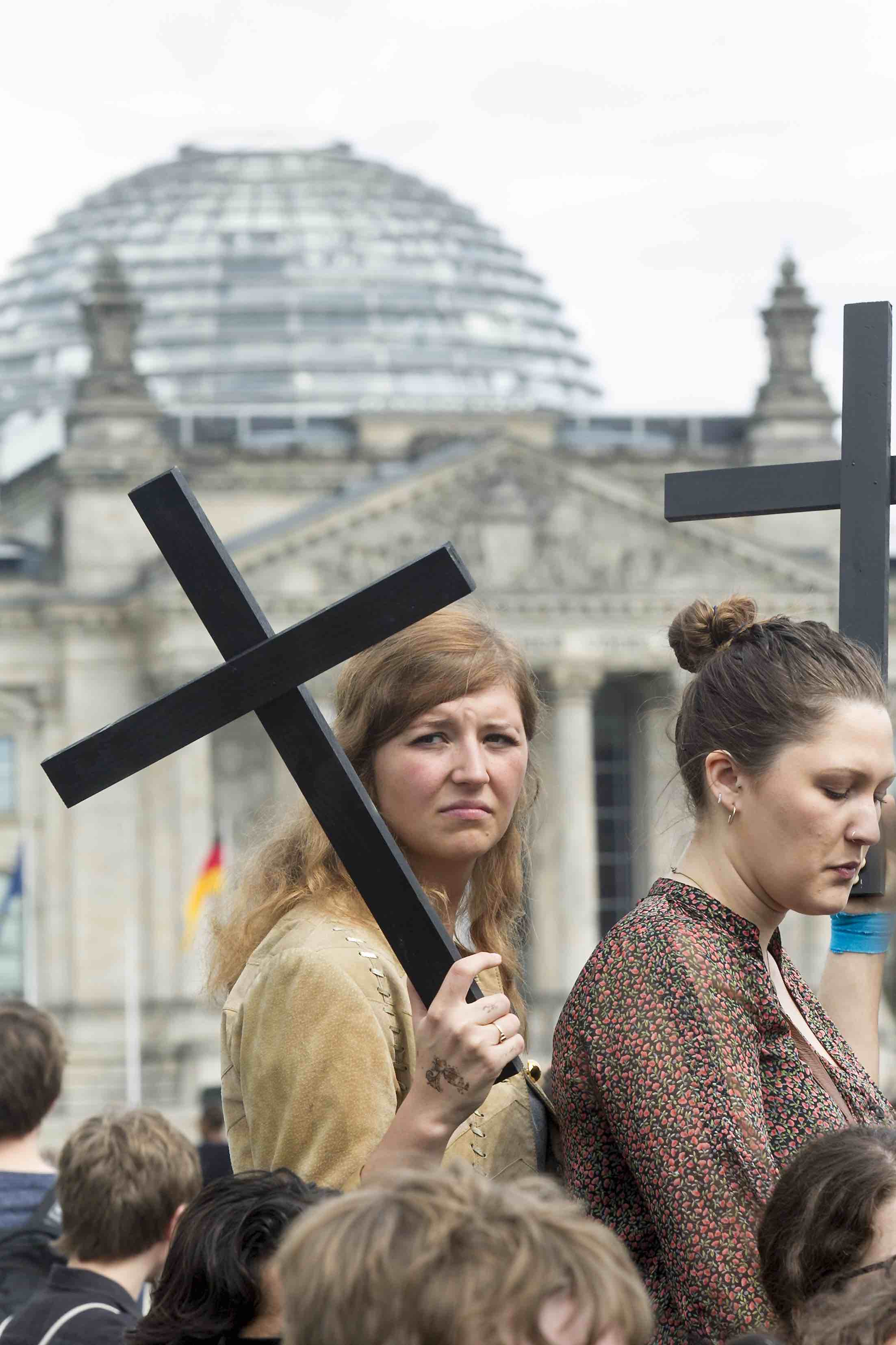Marsch der Entschlossenen vor Bundestag Tote Flüchtlinge Trauerfeier Tote Flüchtlinge