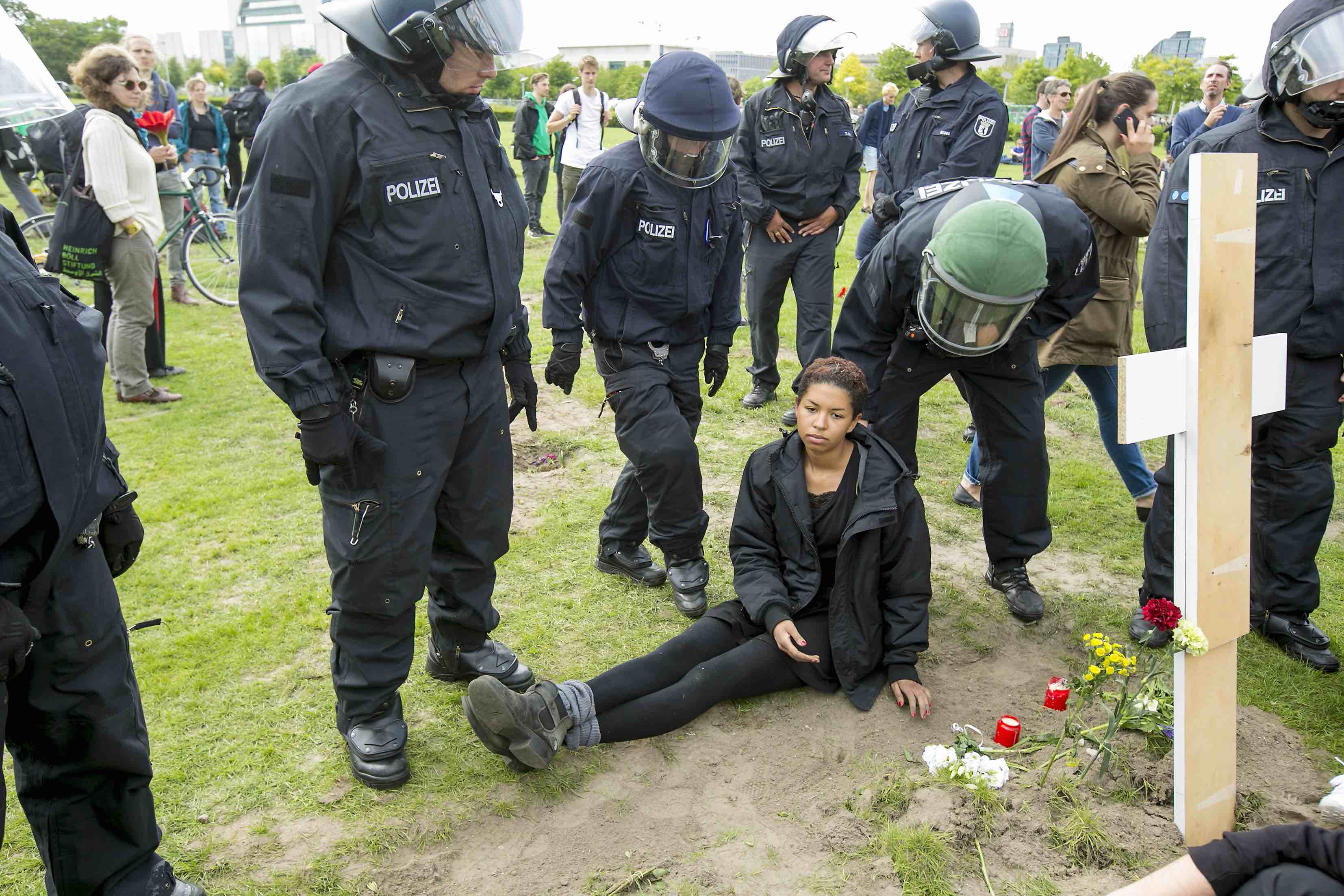 Marsch der Entschlossenen Tote Flüchtlinge Trauerfeier Tote Flüchtlinge