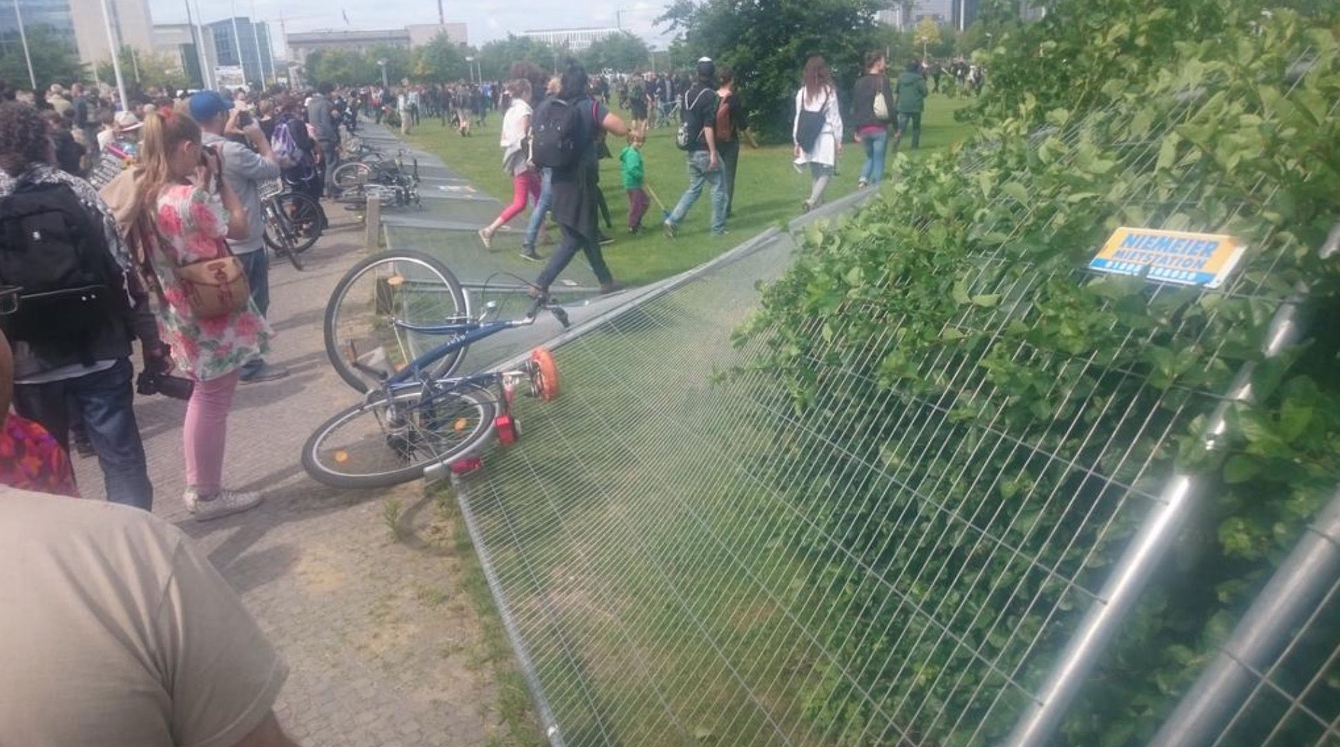 Marsch der Entschlossenen Bundestagswiese Tote Flüchtlinge Trauerfeier Tote Flüchtlinge