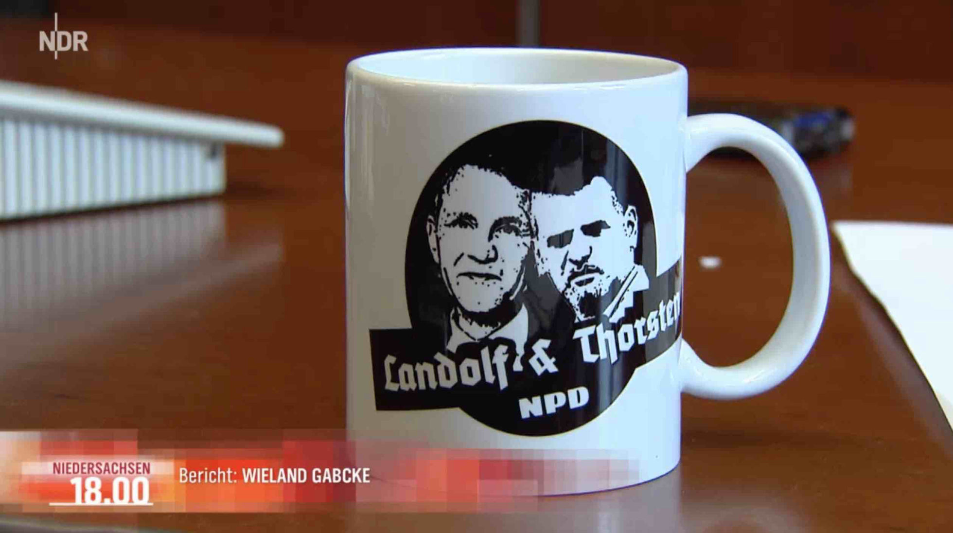 Aktionskunst: Holocaust Mahnmal Bornhagen. Tasse von Landolf und Thorsten NPD. Zentrum für politische Schönheit